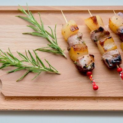 Mini Brochettes magret de canard, poires, miel et romarin
