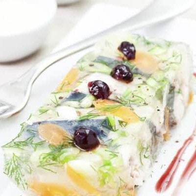 Terrine de maquereau aux pêches, carottes et aneth, coulis de cerises